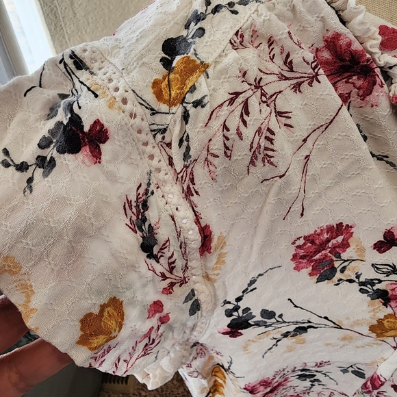 Woven floral flutter sleeve peasant top. Medium - Picture 8 of 12